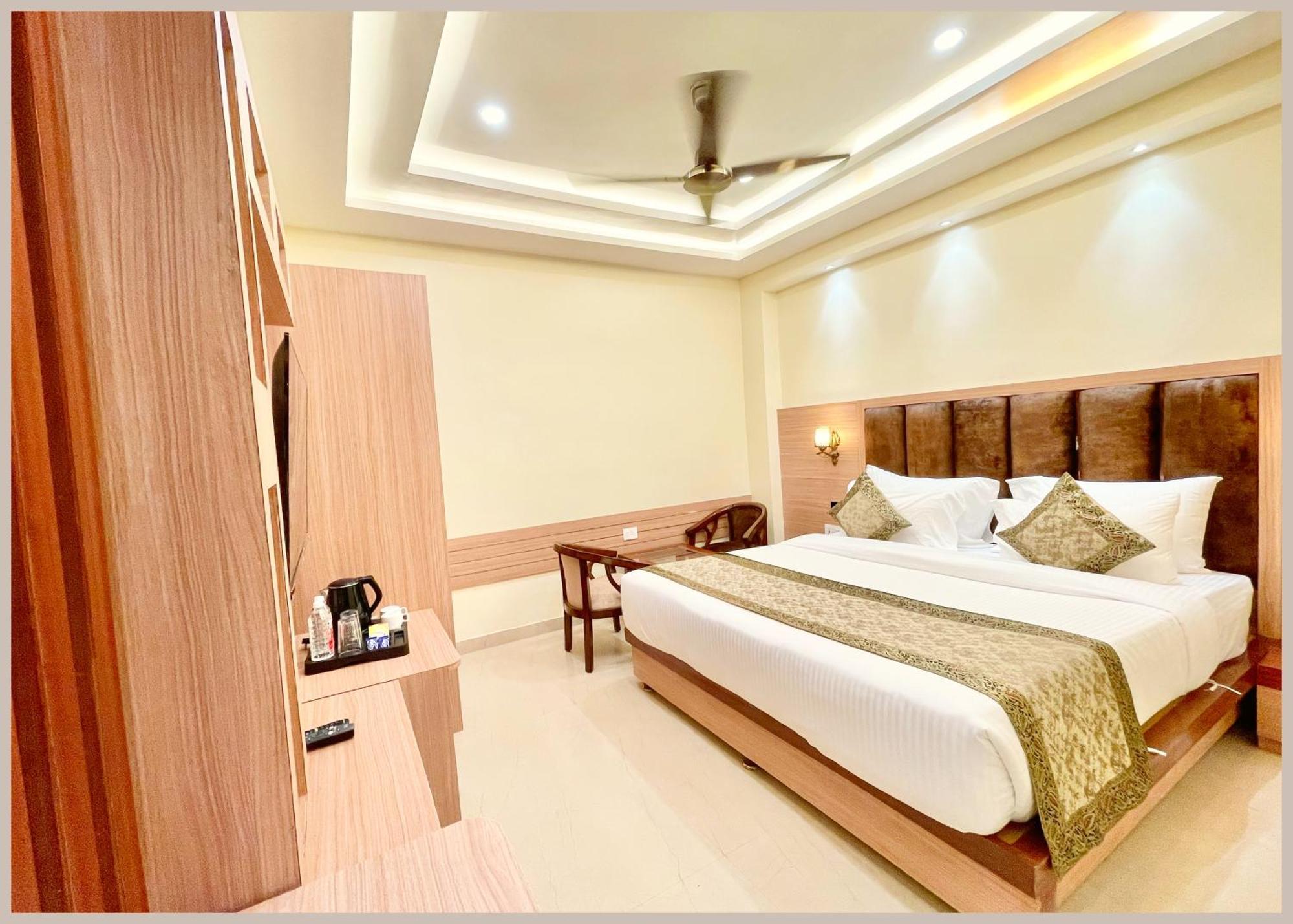 Mantavya Premium Near Kashi Vishwanath Temple - Lift And Parking Facilities - Air Conditioning - Rated Four Star