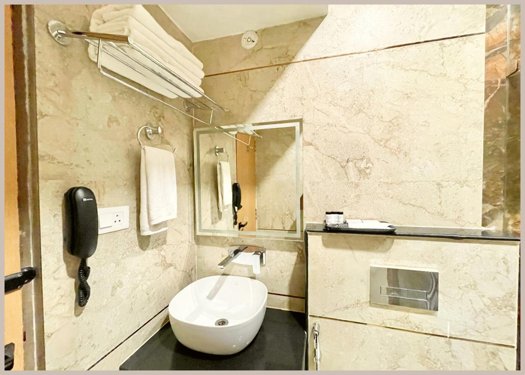 Mantavya Premium Near Kashi Vishwanath Temple - Lift And Parking Facilities - Air Conditioning - Rated Four Star Hotel