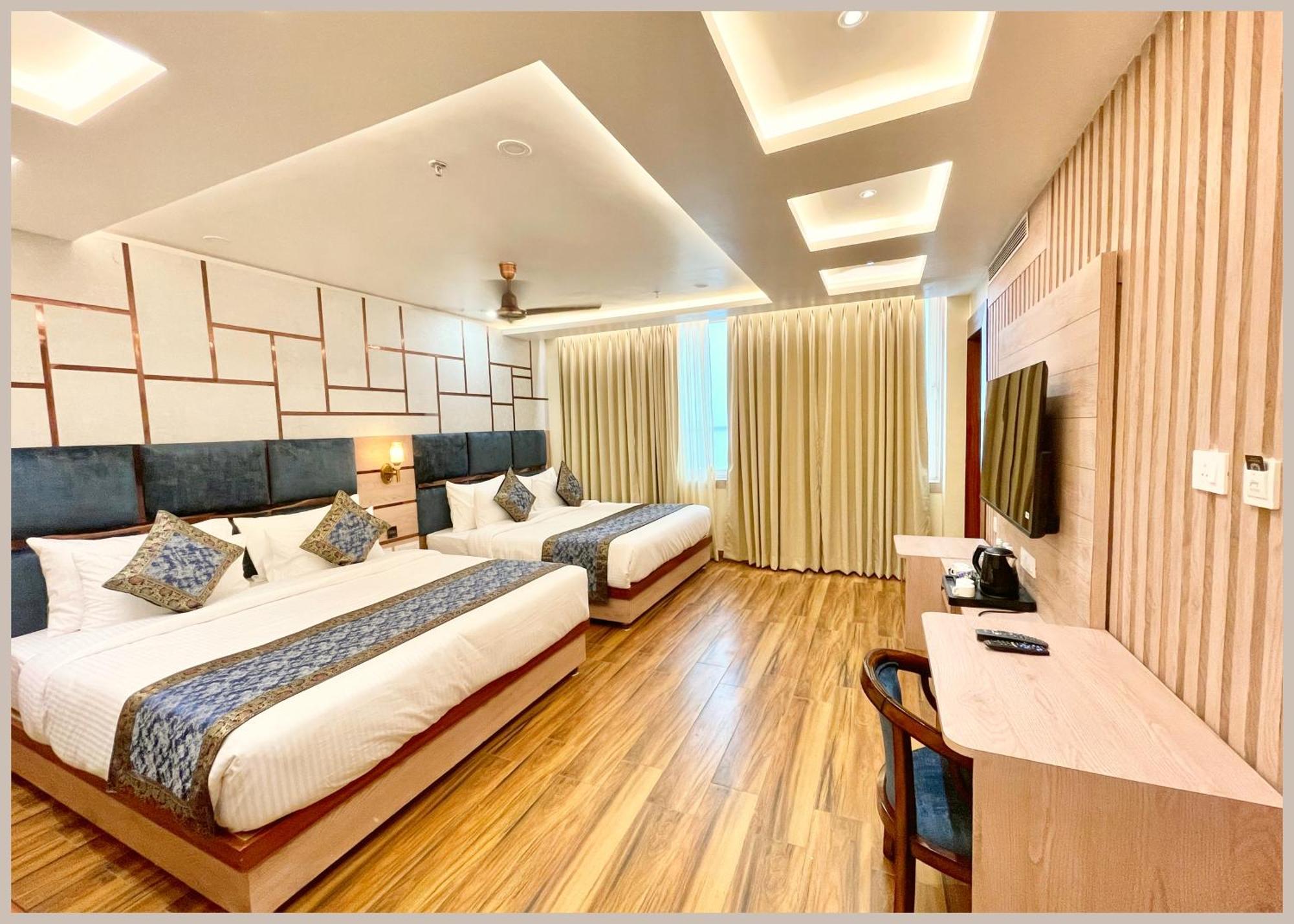 Hotel Mantavya Premium Near Kashi Vishwanath Temple - Lift And Parking Facilities - Air Conditioning - Rated Four Star 4*