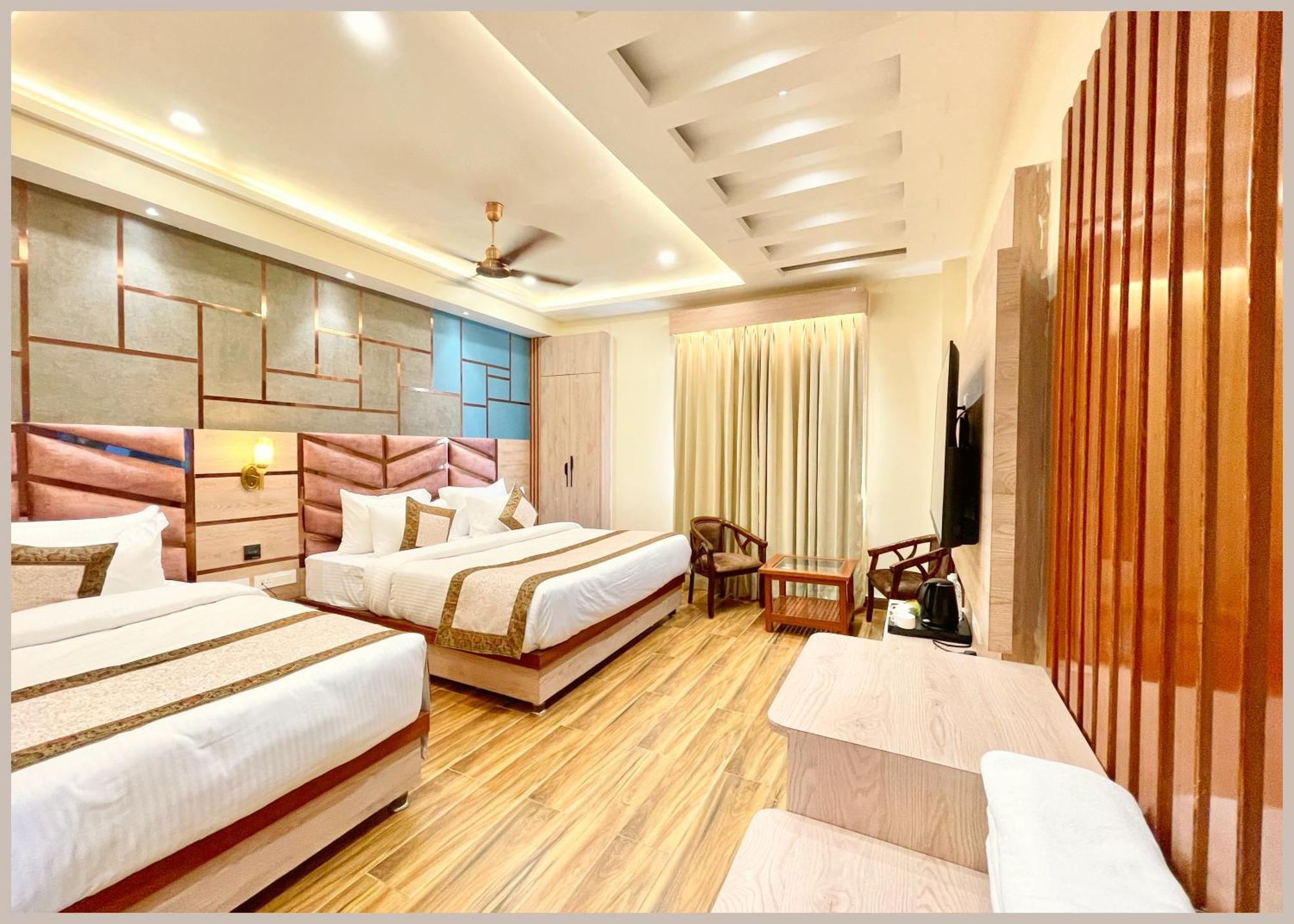 Mantavya Premium Near Kashi Vishwanath Temple - Lift And Parking Facilities - Air Conditioning - Rated Four Star